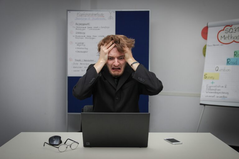 How Narcissistic Personality Disorder Shows in Work & Social Life